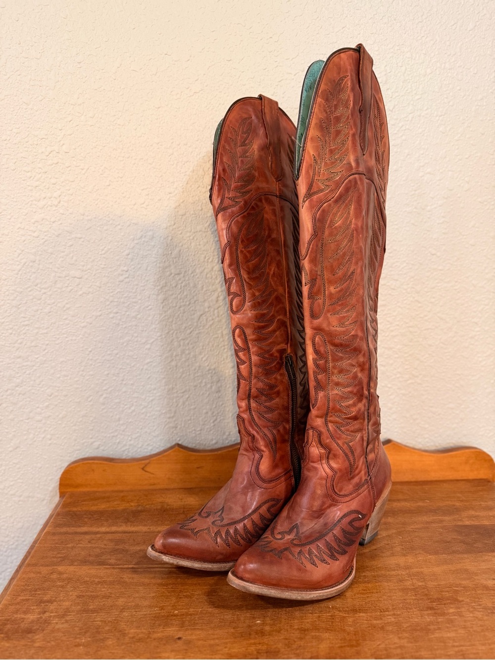 Classic Women's Brown Leather Knee-High Heeled Boots - Picture 4 of 4